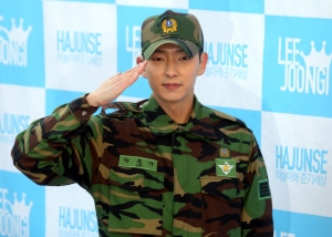 배우 이준기가 16일 오전 제대 후 국방부 앞에서 팬들에게 인사하고 있다. 이준기는 국방부 홍보 지원대에서 근무했다. <br>연합뉴스