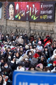 16일 오전 국방부 앞이 배우 이준기의 제대를 기다리는 팬들로 북적이고 있다. 국방부 홍보 지원대에서 근무한 이준기는 이날 제대했다.<br>연합뉴스