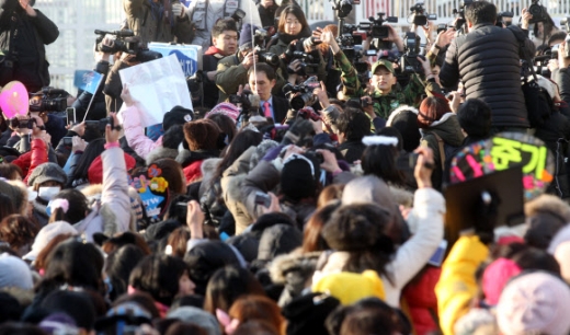 배우 이준기가 16일 오전 제대 후 국방부 앞에서 팬들에게 인사하고 있다. 이준기는 국방부 홍보 지원대에서 근무했다. <br>연합뉴스