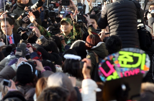 배우 이준기가 16일 오전 제대 후 국방부 앞에서 팬들에게 인사하고 있다. 이준기는 국방부 홍보 지원대에서 근무했다.<br>연합뉴스