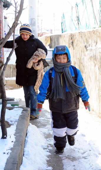 권낫다몬씨와 둘째 아들 권태찬군이 서울 아현초등학교 입학을 앞두고 대형 마트에서 책가방과 노트를 구입하기 위해 집을 나서고 있다.