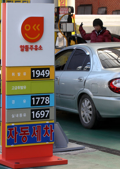 19일 서울 금천구 시흥동에 위치한 알뜰주유소에서 한 차량이 싼 가격에 연료를 넣기 위해 기다리고 있다.  연합뉴스