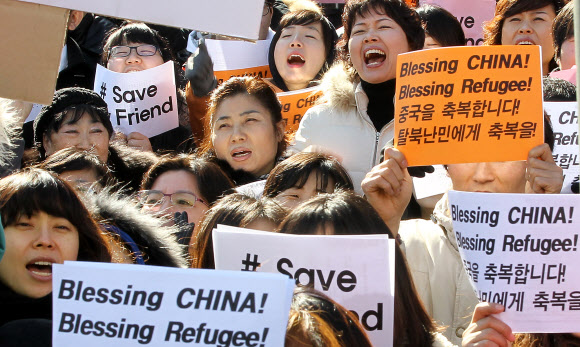 19일 서울 종로구 효자동 주한 중국대사관 앞에서 열린 ‘중국에 체포된 탈북자의 안전과 강제북송 중지를 위한 기도회’ 참석자들이 손팻말을 들고 탈북자 생환을 촉구하는 함성을 외치고 있다. 연합뉴스