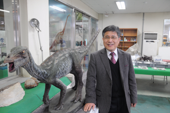 지난 14일 오후 광주 전남대 한국공룡연구센터에서 만난 허민 교수가 8500만년 전 코리아노사우루스 원형 모습으로 복원된 공룡을 배경으로 연구 및 발굴 과정을 설명하고 있다.  김문 선임기자 km@seoul.co.kr