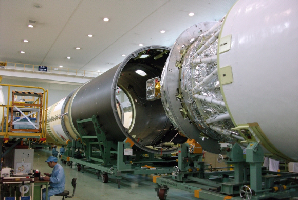 일본 미쓰비시중공업 도비시마공장 직원들이 지난 20일 올 상반기에 한국 과학위성 아리랑 3호를 우주로 실어보낼 H2A 로켓 21호기와 개량형 H2B 로켓 등을 점검하고 있다.