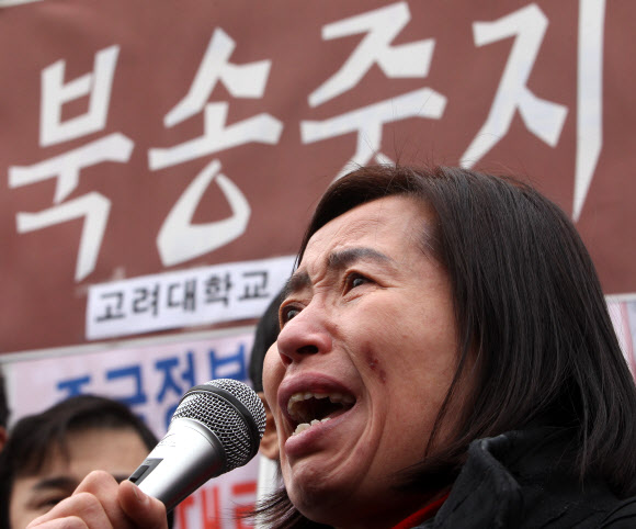 24일 오후 서울 종로구 효자동 중국대사관 앞에서 열린 북한인권단체들의 탈북자 강제북송중지 촉구 기자회견에서 한 탈북자가 발언하며 절규하고 있다. 연합뉴스