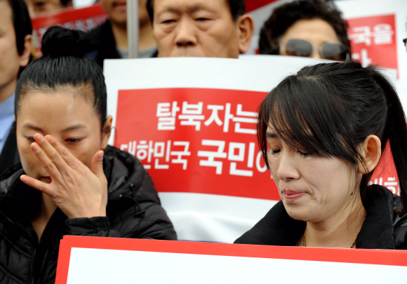 24일 오후 중국대사관 앞에서 열린 탈북자 강제북송 반대집회에서 평양예술공연단 출신 탈북 여성들이 ‘고향의 봄’을 부르며 눈물을 흘리고 있다. 집회에는 탈북자 50여명이 참석했다. 이호정기자 hojeong@seoul.co.kr