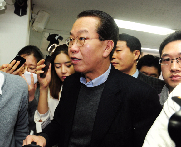 새누리당 권영세 사무총장이 26일 여의도 당사에서 기자간담회를 끝낸 뒤 기자들의 질문 공세를 피하며 빠져나가고 있다.  안주영기자 jya@seoul.co.kr 