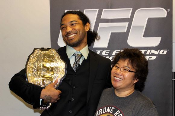 26일 UFC 144 라이트급 챔피언 벨트를 차지한 벤 헨더슨(왼쪽)이 어머니 김성화씨와 함께 기쁨을 나누고 있다.  사이타마 연합뉴스 