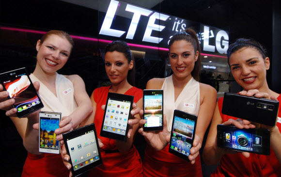 LG전자 홍보도우미들이 26일(현지시간) ‘옵티머스 L7’, ‘옵티머스 뷰’, ‘옵티머스 4X HD’ 등 다양한 스마트폰 제품들을 소개하고 있다. 바르셀로나 사진공동취재단