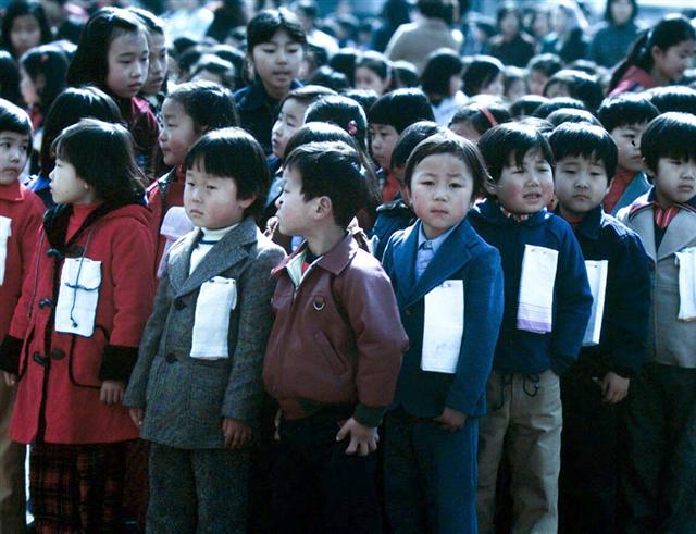 서울 매동 초등학교 입학식. 어린이들이 가슴에 손수건을 달고 서 있다(1978년).