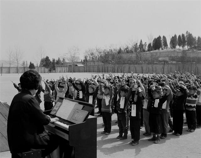 1963년 한 초등학교 1학년 학생들이 운동장에서 무용수업을 하고 있다. 국민학교라는 명칭은 1996년 3월 1일 자로 초등학교로 바뀌었다.