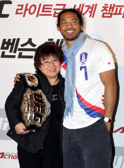 벤 헨더슨, 태극기 그리고 어머니 UFC 라이트급 챔피언 벤 헨더슨이 29일 오후 서울 상암동 상암CGV에서 열린  기자회견에서 어머니 김성화씨와 함께 포즈를 취하고 있다. 연합뉴스