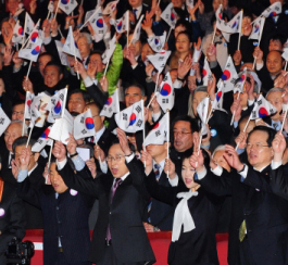 만세삼창  이명박(앞줄 오른쪽 세 번째) 대통령과 부인 김윤옥(앞줄 오른쪽 두 번째) 여사가 1일 서울 종로구 세종문화회관에서 열린 제93주년 3·1절 기념식에서 참석자들과 함께 태극기를 손에 쥐고 만세삼창을 하고 있다. 청와대사진기자단 