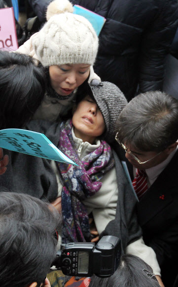 박선영 자유선진당 의원이 2일 오후 종로구 효자동 중국대사관 앞에서 열린 탈북자 강제송환중지 촉구집회에서 기자회견 도중 실신해 집회참석자들의 부축을 받고 있다.  연합뉴스