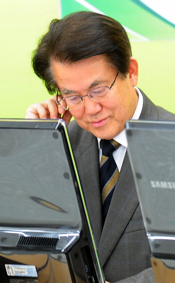 민주통합당 강철규 공천심사위원장이 이틀간의 ‘파업’을 끝내고 2일 공천 심사를 재개하고 있다. 국회사진기자단