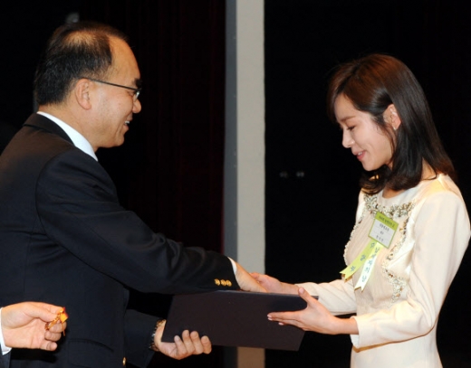 모범납세자로 선정된 배우 한지민이 5일 오전 서울 강남구 삼성동 코엑스에서 열린 제46회 납세자의 날 행사에서 박재완 기획재정부 장관에게 대통령 표창을 받고 있다.<br>연합뉴스