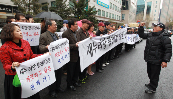 與 반발   5일 오후 서울 여의도 새누리당 당사 앞에서 광진구 구의원과 지지자 등 50여명이 권택기 의원의 공천 탈락을 항의하는 집회를 하고 있다.  김명국기자 daunso@seoul.co.kr 