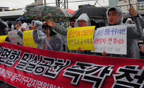 野 항의   5일 오후 서울 영등포 민주통합당 당사 앞마당에서 광주 서갑 지역 당원들이 조영택 의원의 공천 탈락에 항의하는 집회를 하고 있다.  안주영기자 jya@seoul.co.kr 