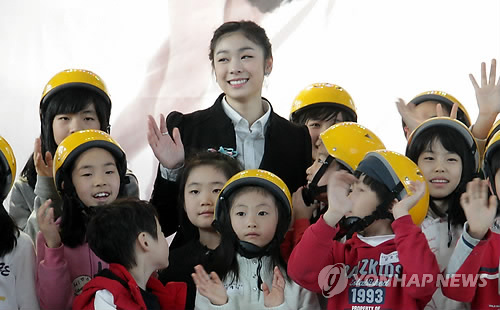 어린이들과 기념사진 찍는 김연아 지난해 12월 김연아가 인천공항 내 교통센터 스케이트장에서 다문화가정 어린이들과 기념사진을 찍는 모습.(자료사진) 연합뉴스