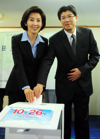 나경원 전 의원(왼쪽)과 남편 김재호 판사. 정연호 tpgod@seoul.co.kr