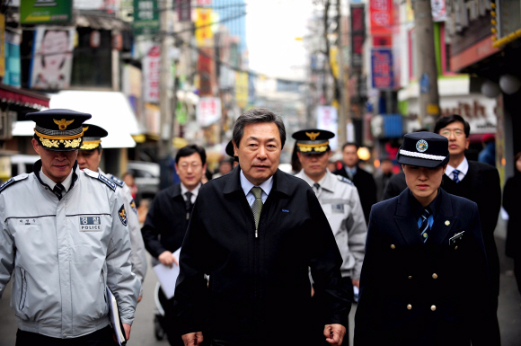 맹형규(가운데) 행정안전부 장관이 박생수(왼쪽) 서대문경찰서장, 변경미 창서초등학교 녹색어머니회 회장 등과 함께 7일 오후 서울 서대문구 창서초등학교 인근 유해업소 현장을 둘러보고 있다. 박지환기자 popocar@seoul.co.kr