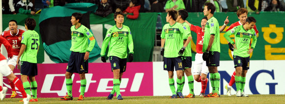 이동국(가운데·전북)이 7일 전주월드컵경기장에서 열린 광저우 헝다와의 아시아축구연맹(AFC) 챔피언스리그 조별리그 1차전 전반에만 두 골을 허용한 뒤 어이없다는 표정을 짓고 있다.  전주 홍승한기자 hongsfilm@sportsseoul.com