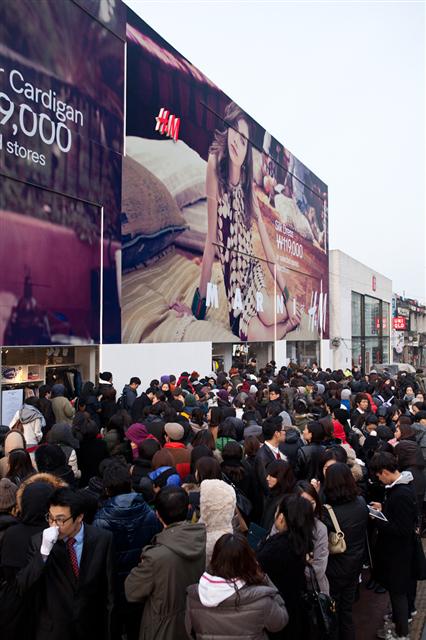 H&M이 선보인 마르니 컬렉션을 구입하기 위해 8일 오전 압구정동 매장 앞에 고객들이 장사진을 이루고 있다.  H&M 제공