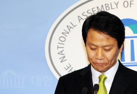 임종석 민주통합당 사무총장이 9일 국회 정론관에서 가진 기자회견에서 침통한 표정으로 당직과 총선 후보직을 사퇴하겠다고 밝히고 있다. 김명국기자 daunso@seoul.co.kr