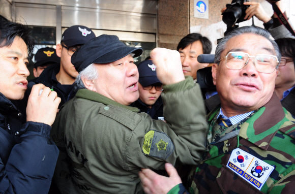 “해적이라니!”  뿔난 해군김성찬 전 해군참모총장을 비롯한 예비역 해군장성, 해군 전우회 관계자 등 10여명이 9일 서울 동작구 노량진에 있는 통합진보당 당사를 방문, 김지윤 청년비례대표 경선후보가 ‘해군’을 ‘해적’으로 표현한 것에 대해 항의하고 있다. 안주영기자 jya@seoul.co.kr 