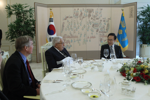 서울 핵안보정상회의 자문단 접견  이명박(오른쪽) 대통령이 13일 오후 청와대에서 헨리 키신저(가운데) 전 미국 국무장관, 그레이엄 앨리슨 하버드대 교수 등 핵안보정상회의 자문단과 오찬을 하며 대화를 나누고 있다. 청와대 제공 