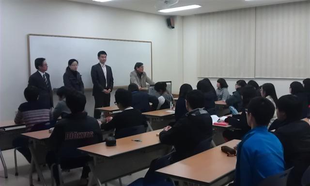 서울의 밝은가르침 학원 강사들이 지난달 10일 보은고에서 주말심화학습반 오리엔테이션을 하고 있다. 보은군은 2010년부터 학원강사를 초빙했다. 보은군 제공