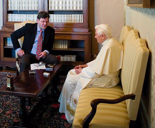 독일 저널리스트 페터 제발트와 교황 베네딕토 16세의 대담 모습. 가톨릭교회사상 첫 교황 대담인 이 만남에서 있었던 교황의 어록이 책으로 나와 화제다.  가톨릭출판사 제공
