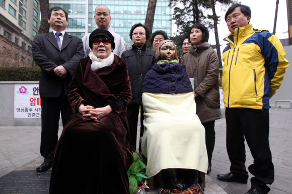 14일 오후 서울 중학동 일본대사관 앞에서 열린 ‘제 1013차 일본군 위안부 문제 해결 위한 수요집회’에서 위안부 피해자 이용수(앞줄 왼쪽) 할머니가 민주통합당 비례대표로 출마할 것을 밝히고 있다. 연합뉴스