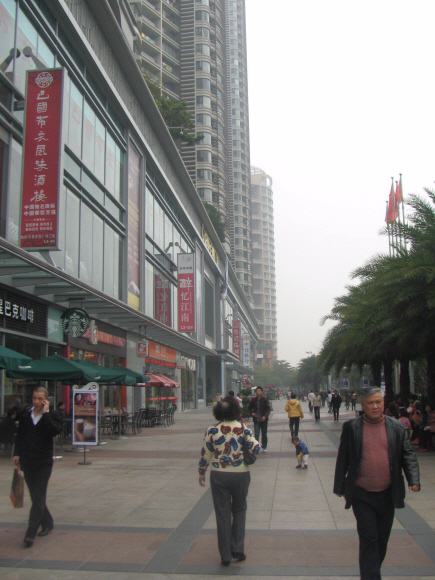 서민들이 주로 찾는 중국 선전의 한 백화점 거리 앞이 한산하다. 최근 중국에서는 초호화 명품점은 사람이 붐비고 서민용 백화점은 한산한 양극화 현상이 일어나고 있다.  선전 이경주기자 kdlrudwn@seoul.co.kr 