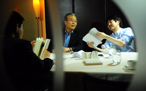 새누리당 비대위가 14일 서울 강남갑에 공천을 받았던 박상일 벤처기업협회 부회장에 대한 공천을 취소한 가운데 김종인(왼쪽)·이준석 비대위원이 서울 중구 소공동 롯데호텔에서 박 후보자의 저서인 ‘내가 산다는 것은’을 들고 대화를 나누고 있다. 정연호기자 tpgod@seoul.co.kr