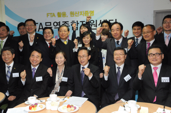 이명박(앞줄 오른쪽 세번째) 대통령이 15일 서울 강남구 삼성동 무역종합지원센터를 찾아 직원들과 한·미 자유무역협정(FTA) 발효에 따른 대책을 논의한 뒤 파이팅을 외치고 있다. 이언탁기자 utl@seoul.co.kr