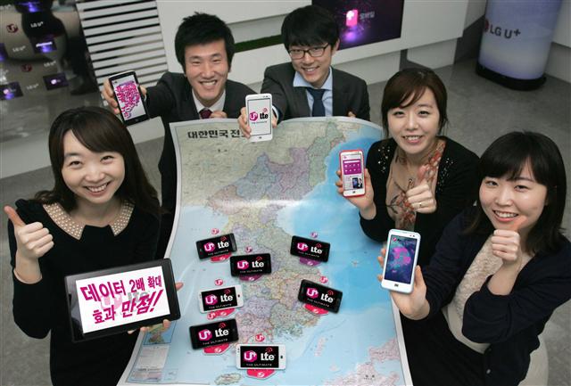 LG유플러스 직원들이 15일 서울 남대문로 본사에서 ‘LTE 데이터양 2배 확대’ 요금제 개편 이후 LTE 가입자가 10% 이상 늘어난 것을 자축하고 있다.  LG유플러스 제공