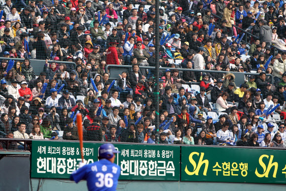 참 많이 그리웠어요  18일 프로야구 삼성과 LG의 시범경기가 열린 서울 잠실구장을 찾은 관중들이 전날 홈런포를 터뜨린 이승엽(삼성)이 타석에 들어서자 “홈런”이라고 외치고 있다. 연합뉴스