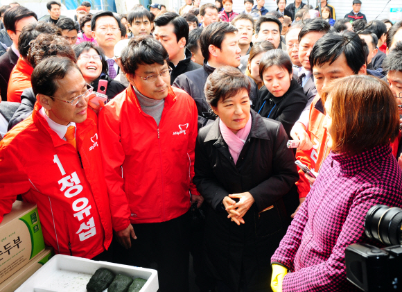 새누리당 박근혜(앞줄 왼쪽 세번째) 비상대책위원장이 19일 인천시 부평구 산곡동 영아다방사거리 골목시장을 찾아 상인들과 이야기를 나누고 있다.  정연호기자 tpgod@seoul.co.kr 