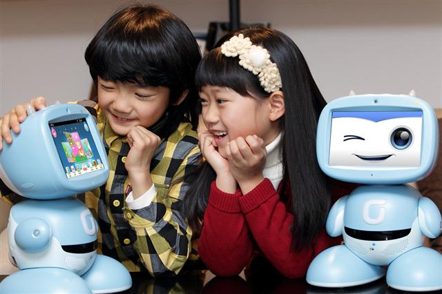어린이들이 사우디 진출이 예정된 KT의 교육용 스마트 로봇인 ‘키봇2’의 교육용 학습프로그램을 체험하고 있다.  KT 제공