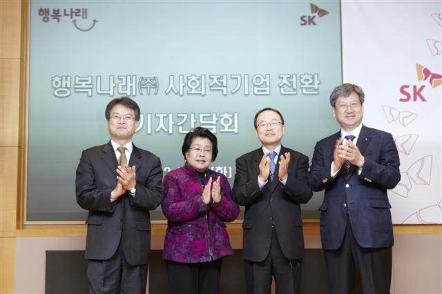 20일 서울 종로구 서린동 SK빌딩에서 국내 최대 사회적 기업인 SK그룹의 ‘행복나래’ 출범식이 끝난 뒤 관계자들이 기념촬영을 하고 있다. 왼쪽부터 김정열·성선경 사외이사, 강대성 행복나래 대표이사, 조영복 사외이사. SK그룹 제공