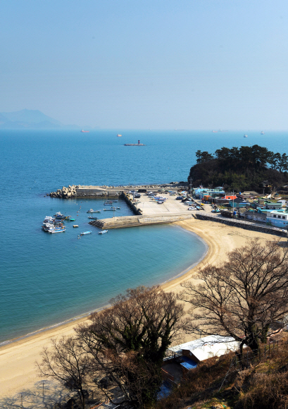 여수의 숨겨진 보석 모사금 해변. 한쪽은 몽돌, 다른 한쪽은 모래로 이뤄진 독특한 해변으로, 최근 해안도로가 개통되면서 부쩍 사람들의 발걸음이 잦아졌다.