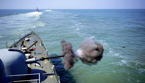 천안함 피격 2주기를 앞둔 지난 21일 사격훈련에 나선 1200t급 초계함 영주함이 가상의 적을 향해 76㎜ 함포를 쏘고 있다. 사진공동취재단