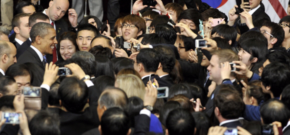 인기남 오바마  버락 오바마 미국 대통령이 26일 오전 서울 동대문구 한국외대 미네르바 대강당에서 특강을 마친 뒤 학생들에게 둘러싸여 인사를 나누고 있다. 학생들도 스마트폰 등으로 사진을 찍고 있다. 뉴시스