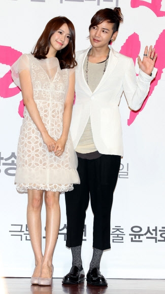 윤아와 장근석(오른쪽)이 화사한 의상을 입고 다정하게 커플 포즈를 포즈를 취하고 있다.<br>스포츠서울