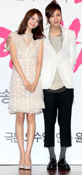 윤아와 장근석(오른쪽)이 화사한 의상을 입고 다정하게 커플 포즈를 포즈를 취하고 있다.<br>스포츠서울