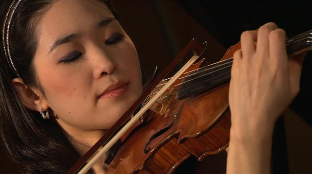 파가니니의 바이올린 곡을 연주하는 바이올리니스트 이보경씨.  KBS 제공