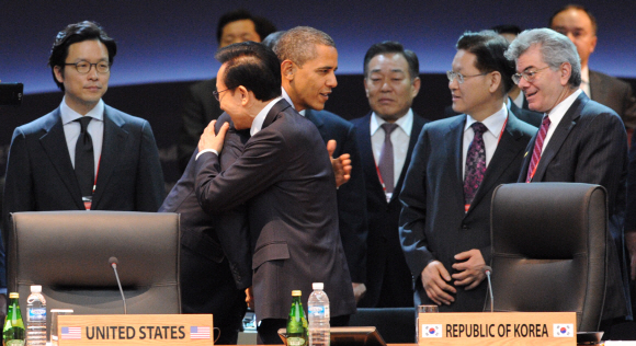 27일 핵안보정상회의가 열리기 직전  이명박 대통령이 오바마 미국 대통령과 포옹하고 있다. 이언탁기자 utl@seoul.co.kr