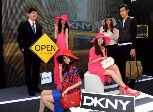 뉴욕 디자이너 브랜드 DKNY 모델들이 27일 서울 강남구 신사동 가로수길에서 화사한 색상의 봄 컬렉션을 선보이고 있다.  류재림기자 jawoolim@seoul.co.kr